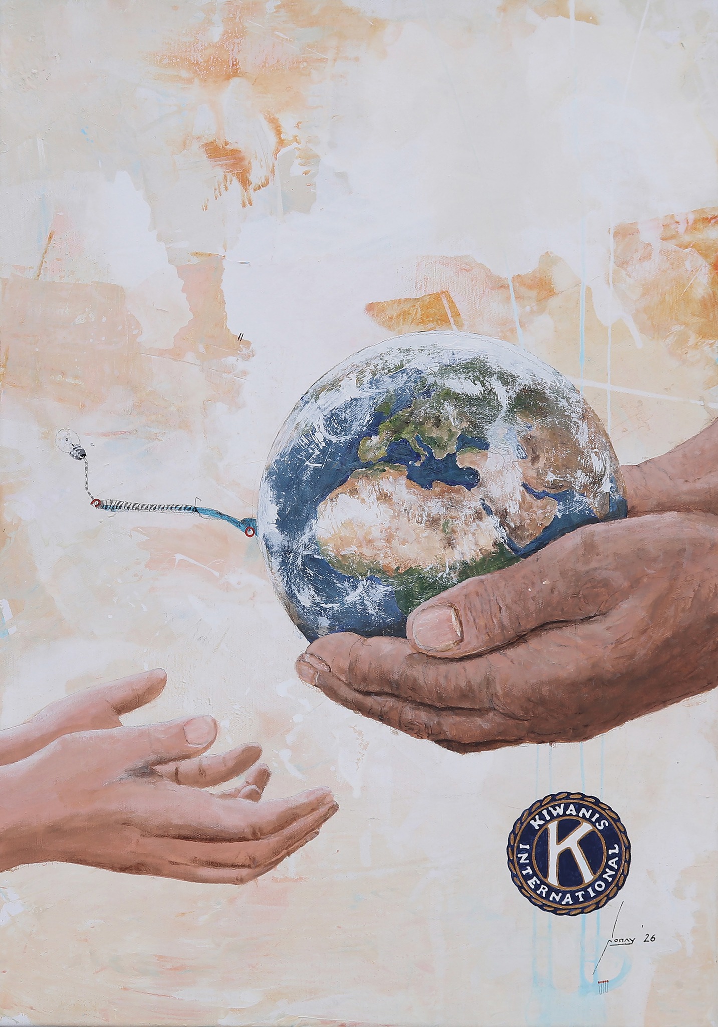 Eine künstlerische Illustration auf einem strukturierten, hellbeigen Hintergrund. Zwei große Hände halten behutsam den Planeten Erde, während eine kleinere Hand von unten danach greift. Von der Erde führt ein Kabel zu einer kleinen, leuchtenden Glühbirne. Unten rechts befindet sich das Logo von Kiwanis International sowie die Signatur „Nomay '26“.